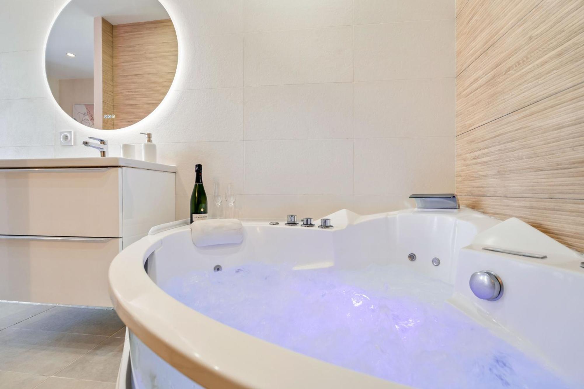 Nice Renting - Love Room Massena - Luxe Room - Jacuzzi - Terrace - King Bed - Ac Zewnętrze zdjęcie