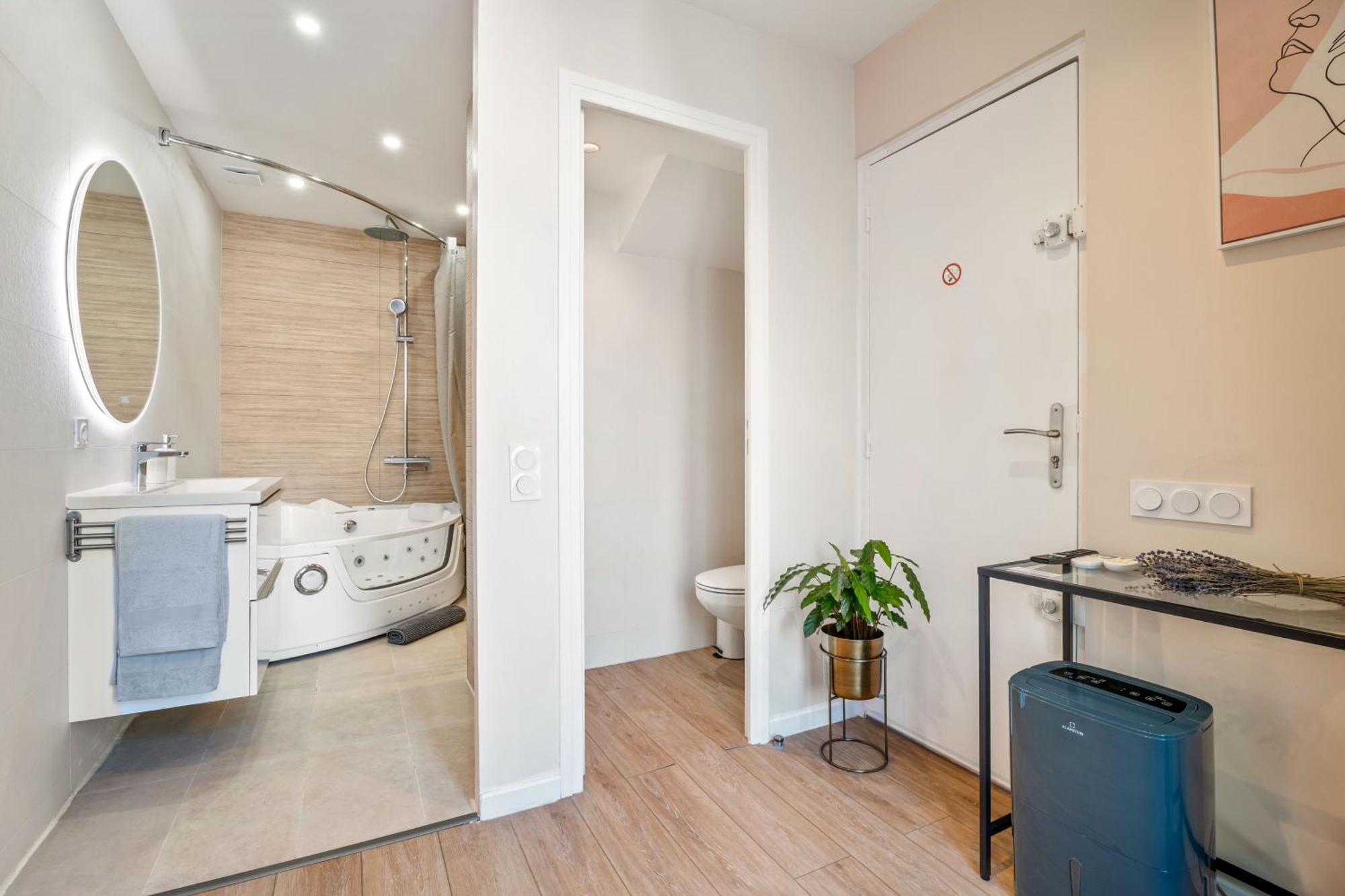 Nice Renting - Love Room Massena - Luxe Room - Jacuzzi - Terrace - King Bed - Ac Zewnętrze zdjęcie