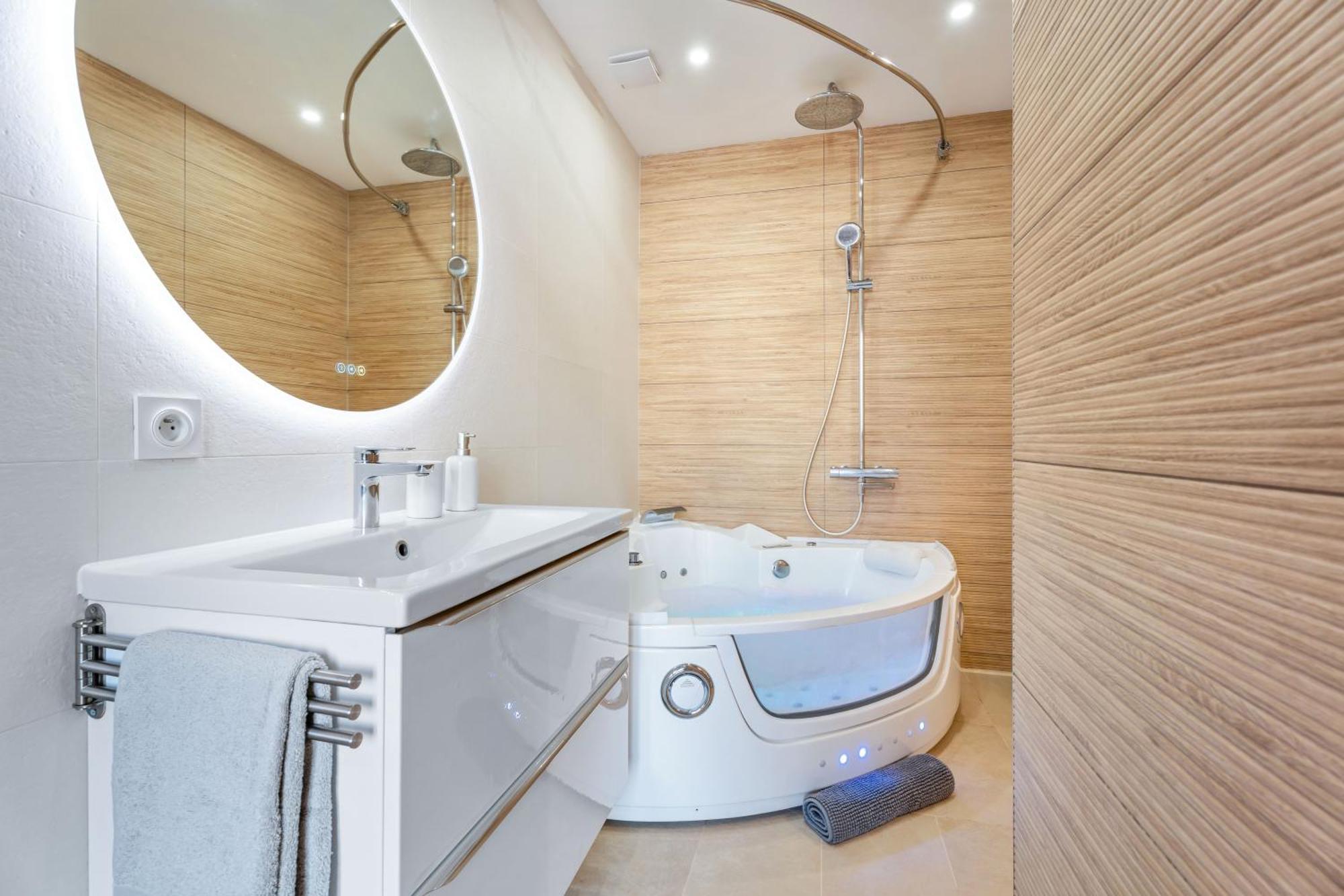 Nice Renting - Love Room Massena - Luxe Room - Jacuzzi - Terrace - King Bed - Ac Zewnętrze zdjęcie